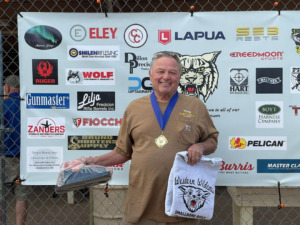 Gratulerer Lou Murdica (USA) for å vinne i WESTERN WILDCAT rimfire f-klasse 6400 match