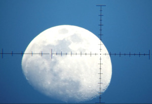 新発売8-80×56マジェスタスコープを通して見た月の画像
