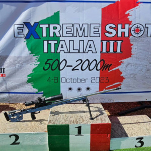Rosario Iacono Victrix Armaments-ampuja ampumassa maaliskuun 5-42×56 tähtäimellään Extreme Shot Italia -tapahtumassa!